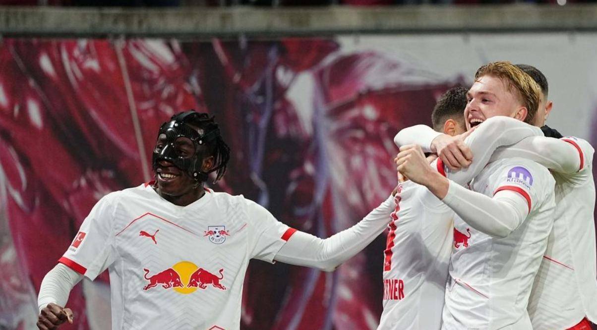 九游官网包含冲刺阶段法兰克福防线松动丹佛掘金迎意大利杯关键赛，网友：成都蓉城队长鼓劲备战德国杯的词条